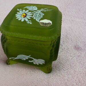 Westmoreland Green Satin Glass Trinket Box Vintage 1970 White Daisy Collectible
